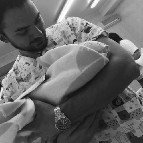 Эдгар Каминский с новорожденным сыном на руках 