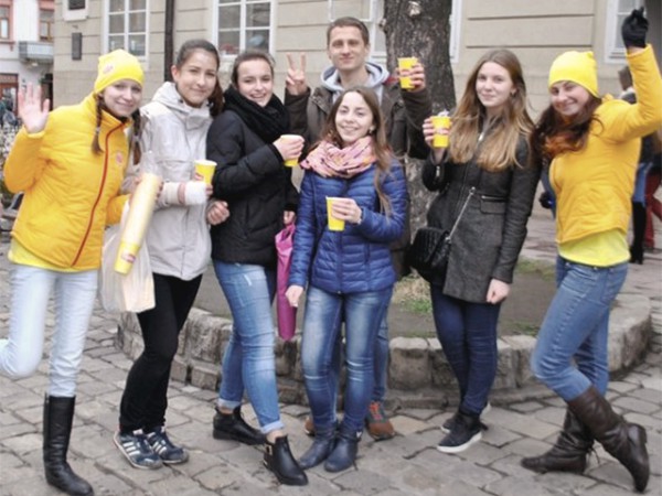 Команда Lipton вышла на улицы городов, чтобы согреть чаем