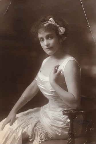 Аннет Мари Сара Келлерман (1886 – 1975), австралийская профессиональная пловчиха, звезда водевиля, актриса кино, писательница и бизнесвумен.
