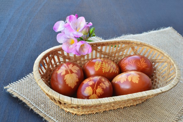 Красить яйца в луковой шелухе совсем несложно