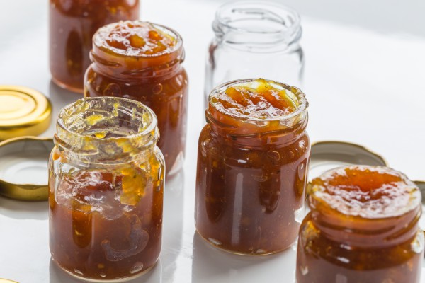 Чатни из ананаса, красного лука и имбиря.