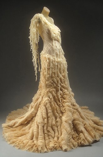 Одно из платьев Alexander McQueen