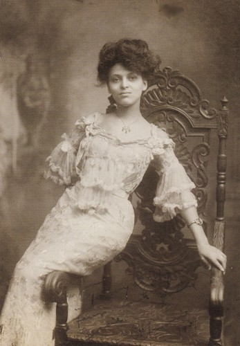 Минни Браун (1883 – ?), актриса и певица, с 1902 по 1918 год выступала в Европе, России и на Дальнем Востоке, входила в круг самых успешных афро-американских исполнительниц.