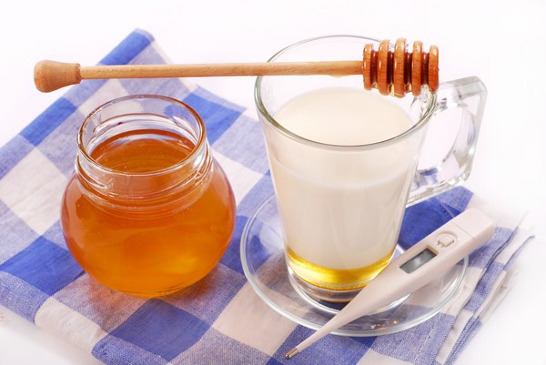 Молоко с медом полезно при кашле