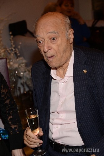 90-летний Владимир Этуш отдал предпочтение шампанскому