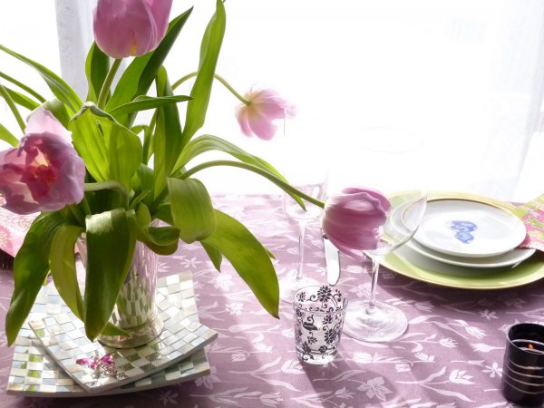 Главные цветы 8 марта - тюльпаны и мимоза, но почему бы не украсить праздничный стол не менее весенними нарциссами?