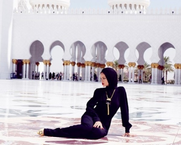 Рианна в Мечети шейха Зайда в Абу-Даби (ОАЭ)