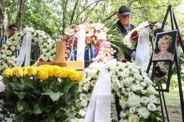 Прах Жа Жа Габор захоронили в Венгрии