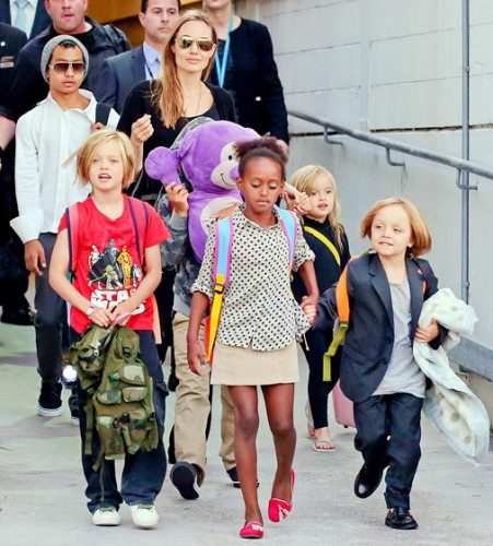 Конечно, одной из самых популярных семей знаменитостей, являются Питт-Джоли. У пары шестеро детишек, трое из которых они усыновили