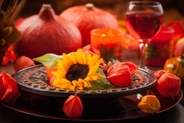 Осенний стол можно украсить композициями из цветов и ягод
