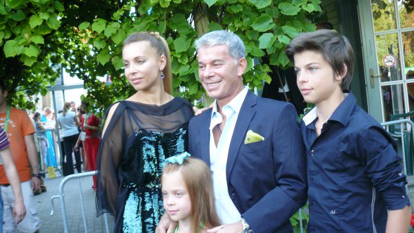 Олег Газманов приезхал на Новую волну 2012 всей семьей