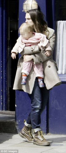 Кира Найтли с мужем и дочерью