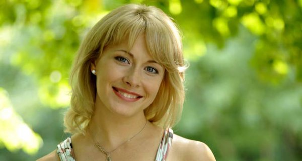 Елена любит собак и любит шить, любит слушать музыку, читать книги