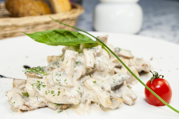 Мясо с грибами и сливками