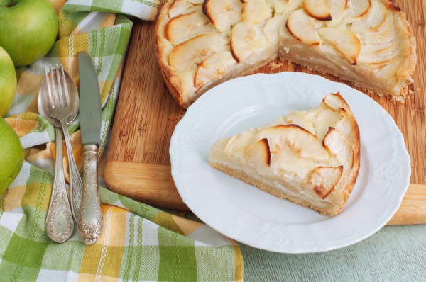 Пирог с яблоками и сливками