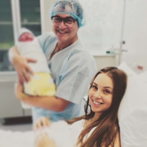 Дмитрий и Полина со своим новорожденным сыном Ильей 