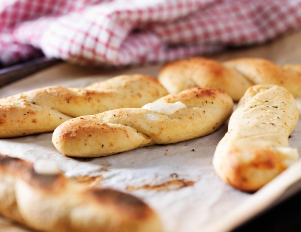 Гриссини с луком и сыром