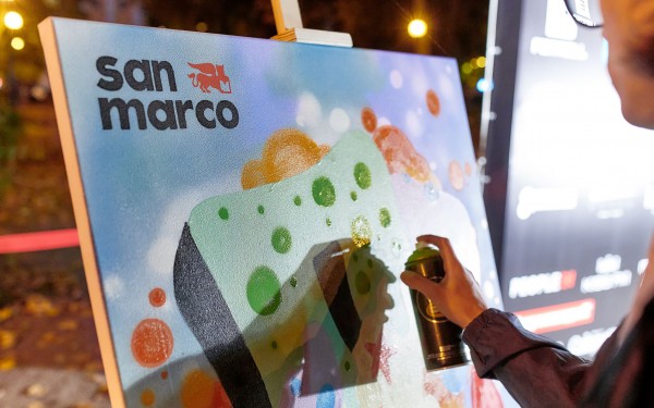 Графіті-художник Влад Pakooner створює картину фарбами компанії San Marco
