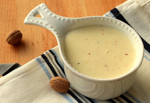 В соус бешамель можно добавлять различные пряности на свой вкус