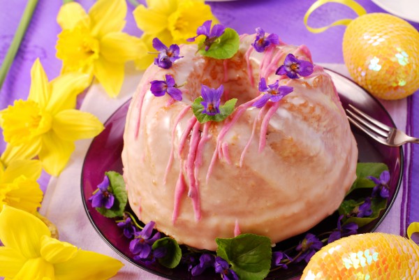 Праздничные блюда можно декорировать весенними цветами.