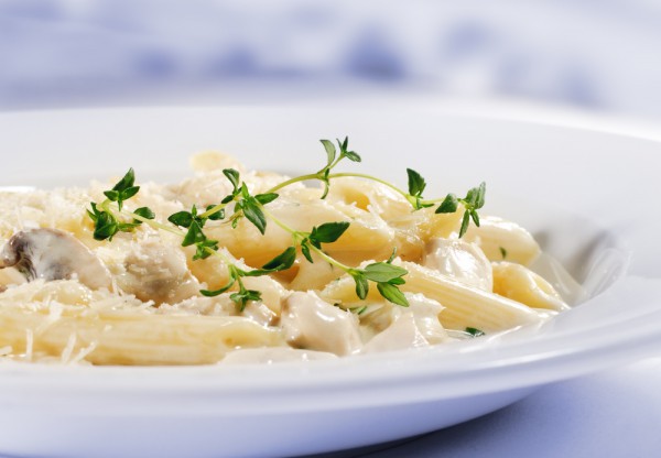 Макароны с курицей и грибами