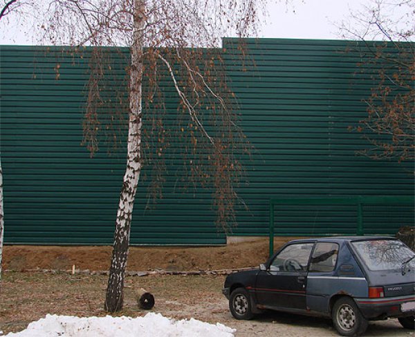 Прямо напротив лоджии его дома расположен зеленый пятиметровый забор загородных владений Януковича.