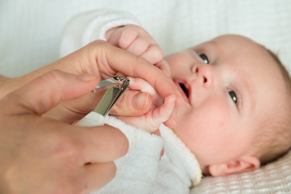 Как подстригать младенцу ногти