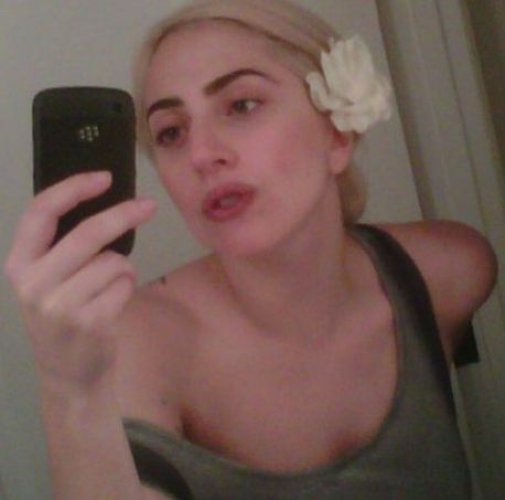 Lady GaGa очень редко выходит в свет без макияжа