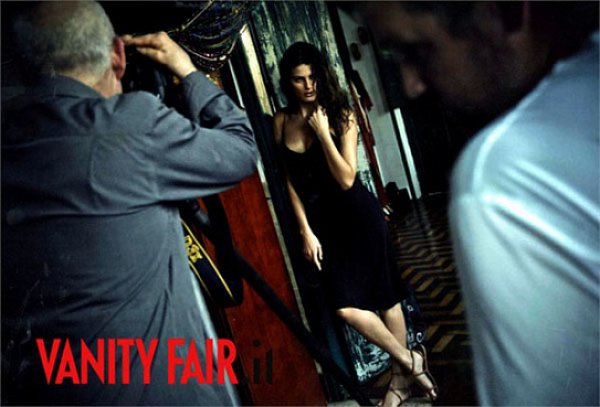 Фото с бэкстейджа съемки опубликовал журнал Vanity Fair