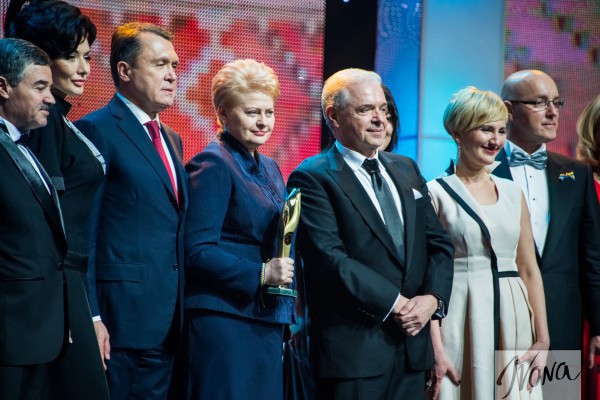 Человек года 2014: Лауреаты премии (со статуэткой президент Литвы)