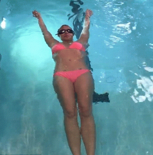 Бритни Спирс худеет после праздников в бассейне