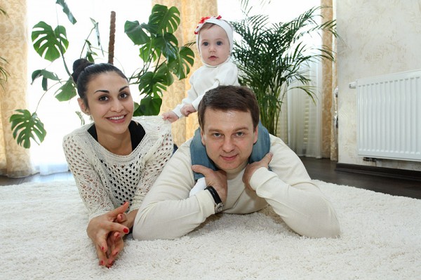 Вся семья в сборе: мама Рената, папа Тимофей и дочка Николь