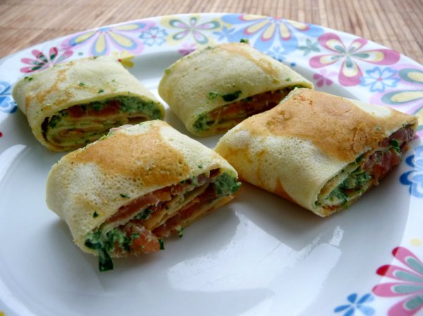 Готовим блинные рулетики с семгой, творожным сыром и