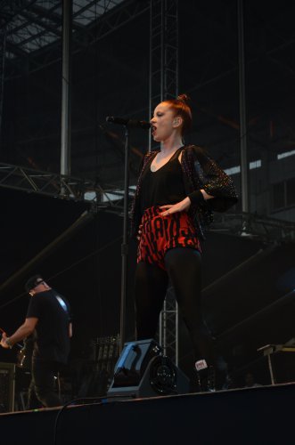 Ширли Менсон из Garbage во время выступления