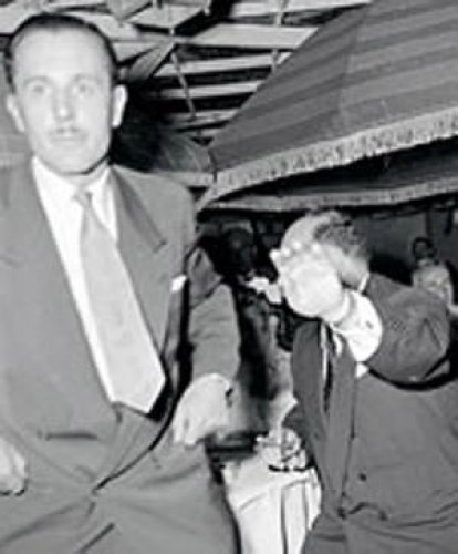 $ 1 400 000 заплатили за фото дерущегося короля. Вечером 15 августа 1958 года итальянский фотограф Тацио Секкьяроли прогуливался по фешенебельному кварталу Рима, где и наткнулся на египетского короля Фаруха, зажигавшего в обществе двух красоток за уличным столиком Cafe de Paris. Он сфотографировал короля и вошел в историю как родоначальник жанра - именно Секкьяроли стал прообразом того самого синьора Папарацци из знаменитого фильма Феллини Сладкая жизнь.