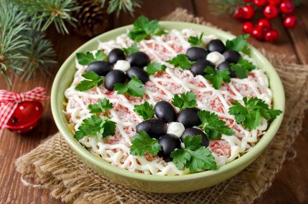 Салат из крабовых палочек с маслинами