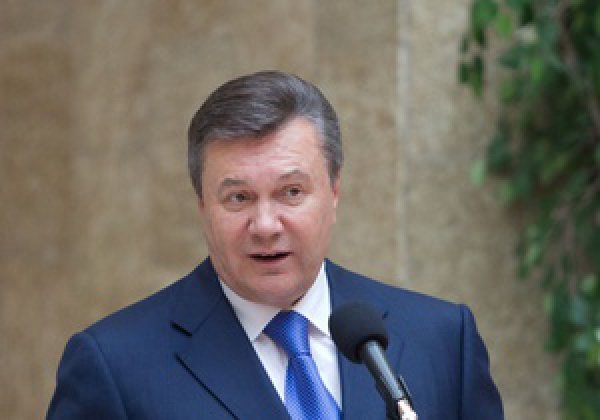 Янукович подписал закон о запрете курения