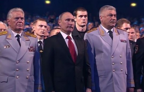 Putin a plâns, din nou, în faţa a mii de oameni