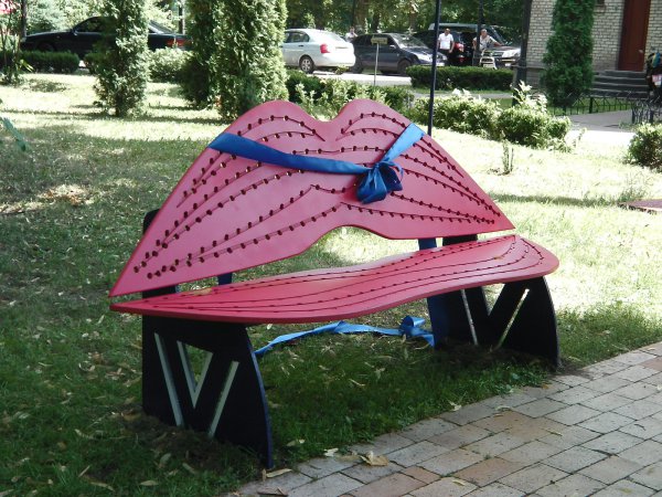 Одна из пяти арт-лавочек
