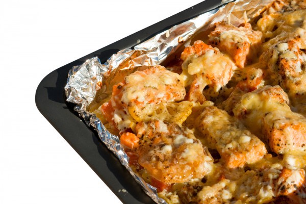 Минтай запеченный с овощами и сыром