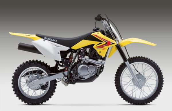 Именно такой кроссовый мотоцикл Suzuki DRZ-125 Брэд Питт подарил старшему сыну Анджелины Джоли на 11-летие