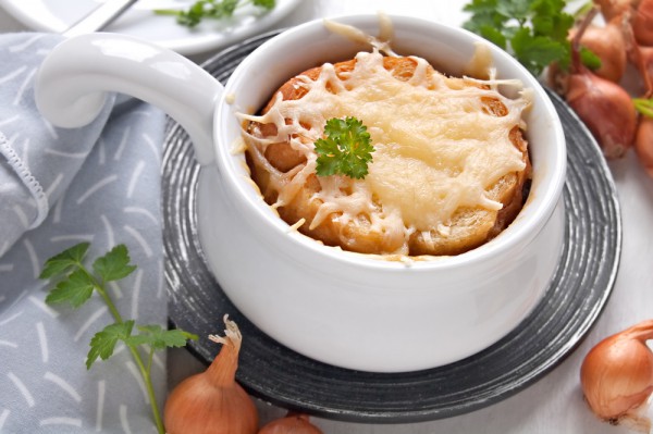 Луковый суп с гренками и сыром