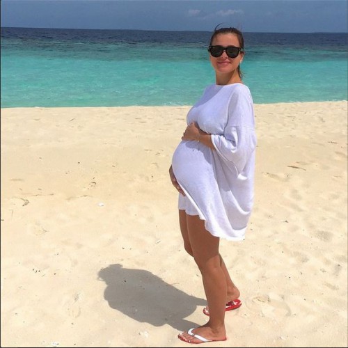 Беременная Елена Темникова показала животик