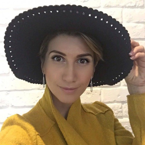 Анита Луценко подарила автору лучшего совета шляпку