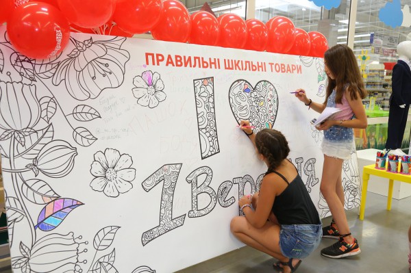 Установлен новый рекорд Украины – самая большая школьная тетрадь