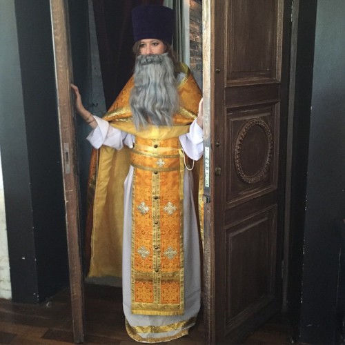 Ксения Собчак в рясе священника
