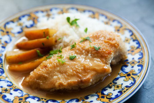 Куриное мясо прекрасно сочетается с яблоками