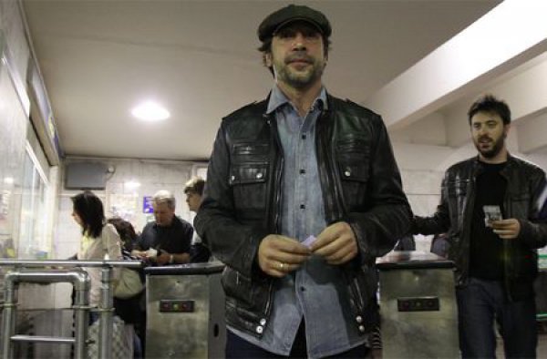 Хавьер Бардем спустился в метро