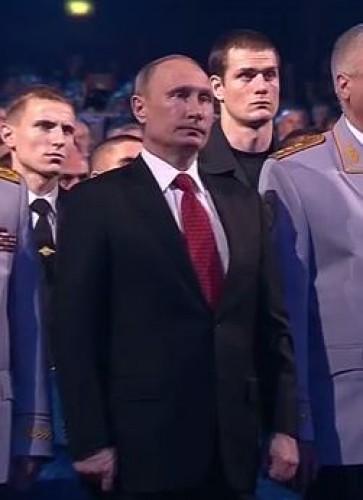 Putin a plâns, din nou, în faţa a mii de oameni