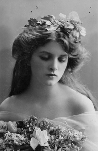 Глэдис Купер (1888 – 1971), английская актриса, которая провела на сцене более шести десятков лет.
